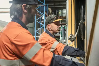 egh-pic-construction-workers-orange-jackets-hats-work-3x2-2560x1707.webp