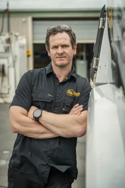egh-pic-darren-man-black-short-sleeved-shirt-logo-watch-2x3-1707x2560.webp