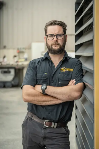 egh-pic-james-man-black-short-sleeved-shirt-yellow-logo-2x3-1707x2560.webp