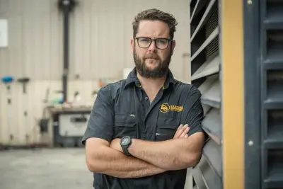 egh-pic-james-man-black-short-sleeved-shirt-yellow-logo-3x2-2560x1707.webp