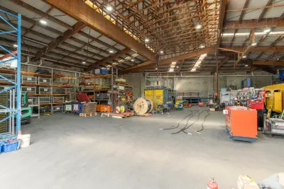 egh-pic-large-warehouse-high-wooden-beamed-ceiling-metal-3x2-2560x1707.webp
