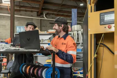 egh-pic-men-hard-hats-orange-blue-work-3x2-2560x1707.webp
