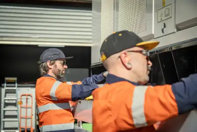 egh-pic-men-orange-safety-vests-hard-hats-3x2-2560x1707.webp