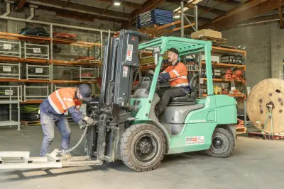 egh-pic-workers-safety-vests-operate-green-mitsubishi-3x2-2560x1707.webp